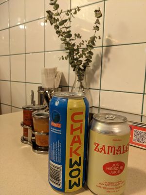 Bière spéciale et jus d'hibiscus  #Veganuary at Pumpui in Montreal