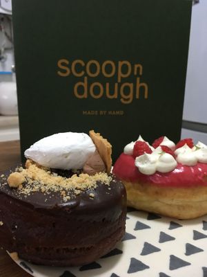 Ohh the wonderful taste! at Scoop 'n Dough in Lisbon