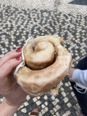Cinnamon roll at Scoop 'n Dough in Lisbon