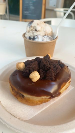 donut de chocolate y avellana. helado de cookies and cream y cookies and brownie at Scoop 'n Dough in Lisbon