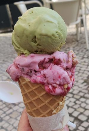 pistachio and raspberry cheesecake at Scoop 'n Dough in Lisbon