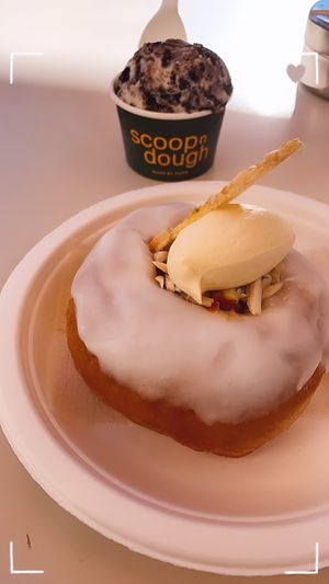 Donut & Ice Cream 💚👌🏻 at Scoop 'n Dough in Lisbon