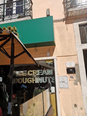 Ice cream & doughnuts at Scoop 'n Dough in Lisbon