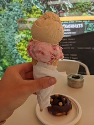 Raspberry cheesecake and salted caramel ice cream at Scoop 'n Dough in Lisbon