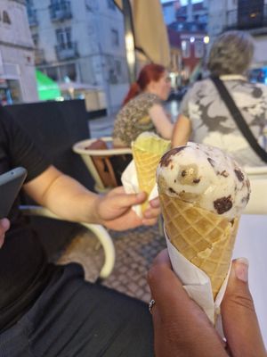 Coockiedough en pistacheijs at Scoop 'n Dough in Lisbon