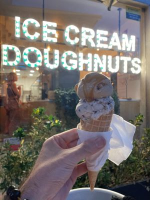 Stracciatella and slated caramel with caramel on top at Scoop 'n Dough in Lisbon