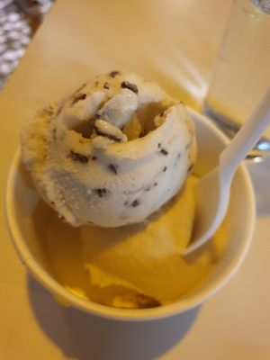 Stracciatela & Salted Caramel at Scoop 'n Dough in Lisbon