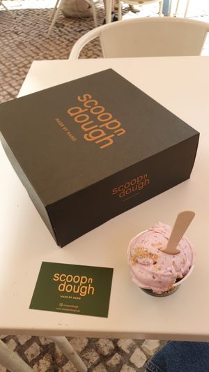 Gelado de cheesecake at Scoop 'n Dough in Lisbon