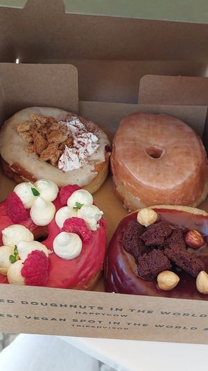 Bannoffie Pie, Raspberry & Vanilla, Original and Chocolate Hazelnut Donut at Scoop 'n Dough in Lisbon