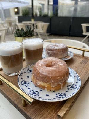 Clásico y Lemonpoppy seed con dos lattes  at Scoop 'n Dough in Lisbon