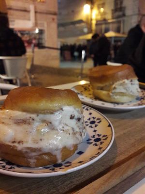 Ice cream sandwich at Scoop 'n Dough in Lisbon