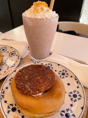 Dough and strawberry cheesecake milkshake at Scoop 'n Dough in Lisbon