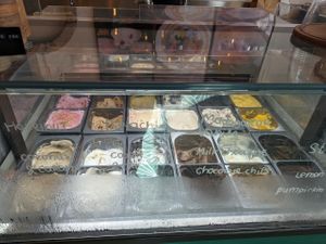 Ice creams and sorbets at Scoop 'n Dough in Lisbon