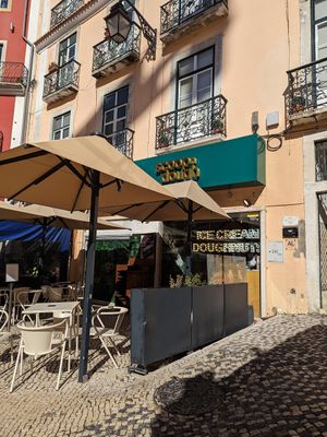 Exterior at Scoop 'n Dough in Lisbon