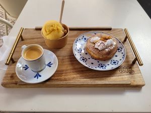 Kaffee, Pumpkin- und Mango Lassi Eis-Kugeln und Donut. at Scoop 'n Dough in Lisbon