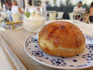 Brullê e soda com gelado at Scoop 'n Dough in Lisbon