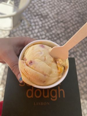 Passionfruit macarroon ice cream 😋  at Scoop 'n Dough in Lisbon