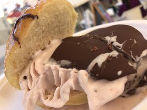 Um doughnuts em forma de sande  at Scoop 'n Dough in Lisbon