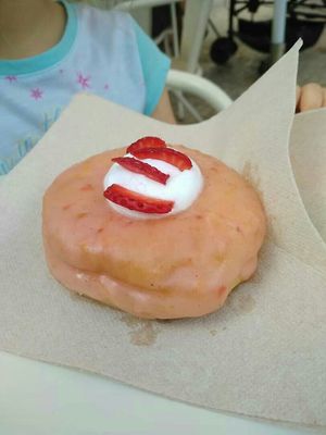 Strawberry and lemon at Scoop 'n Dough in Lisbon