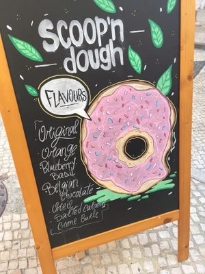 Entrance  at Scoop 'n Dough in Lisbon