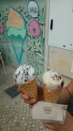 Helado de crema y galleta / vainilla y brownie at Scoop 'n Dough in Lisbon