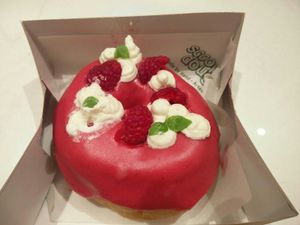 Raspberry doughnut at Scoop 'n Dough in Lisbon