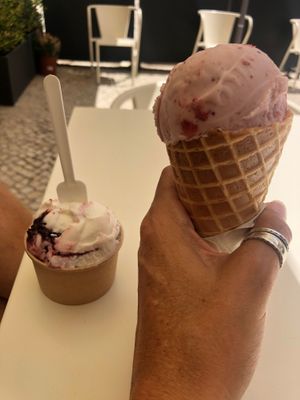 Strawberries n cream at Scoop 'n Dough in Lisbon