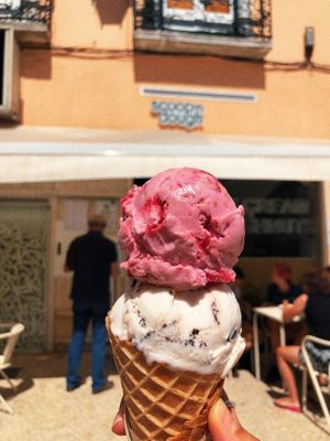 Cookies n cream + raspberry oat ice cream at Scoop 'n Dough in Lisbon