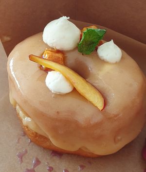 Peaches, Mint and "Honeycomb" donut at Scoop 'n Dough in Lisbon