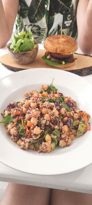 Especially here, I asked for vegan, but i wasn't so sure.......
It 's quinoa salad with chickpeas at Healthylicious in Mykonos