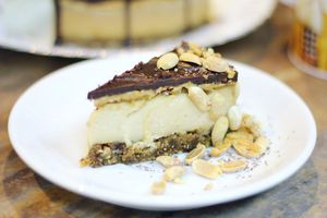 Кешью-кейк "Сникерс" | RAW at Yellow SLON in Minsk