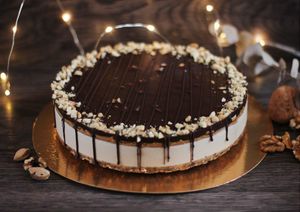 Шоколадно-ореховый торт "Сникерс" | raw at Yellow SLON in Minsk