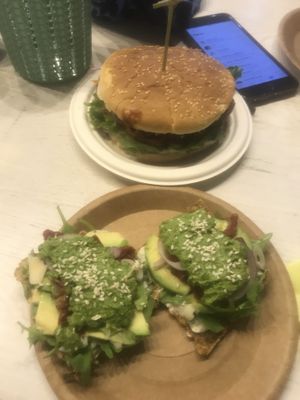 Брускетта и бургер at Yellow SLON in Minsk