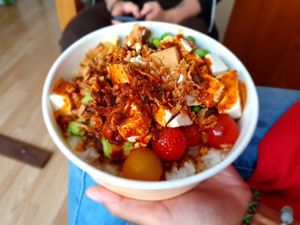 Poke bowl sauce saté at Poketea in Paris