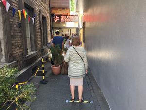 Queue with new safety measures covid19 (2m, cashless,... at Gelateria di Berna - Länggasse in Bern