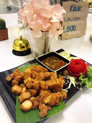 หมูกรอบจิ้มแจ่ว at Vegan Garden in Pathum Thani