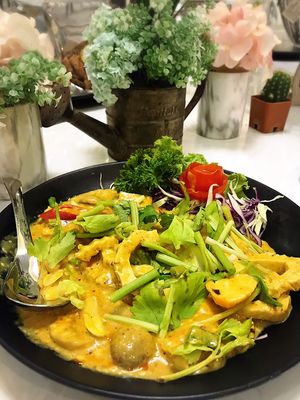 ผัดผงกะหรี่ทะเล at Vegan Garden in Pathum Thani