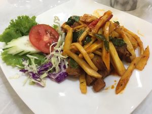 ผัดเผ็ดหน่อไม้หมูกรอบ at Vegan Garden in Pathum Thani