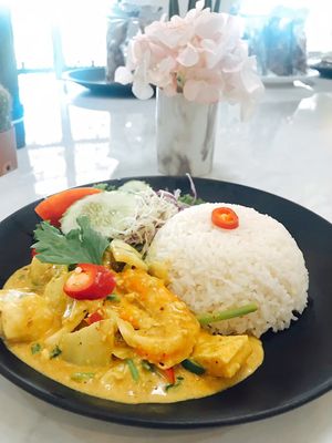 ผัดผงกะหรี่ราดข้าว at Vegan Garden in Pathum Thani