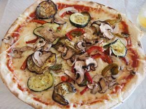 Pizza vegetal  at Piccola in Menorca