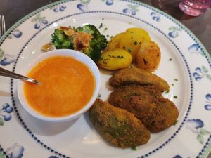Nächster Tag: Gebratene Avocado, Rosmarinkartoffeln, Broccoli und Mojo - Sauce (4. Gang des Vital-Menüs) at Alpenblick in Hoechenschwand