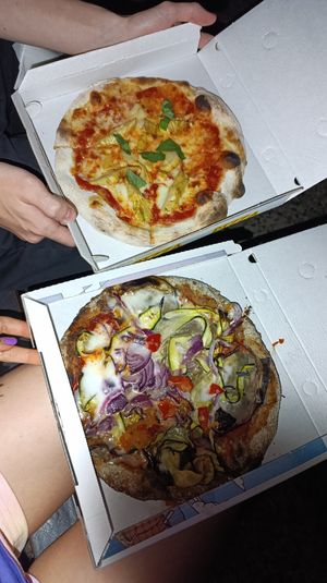 A sinistra margherita classica con carciofi, a destra ortolana vegana con impasto al carbone. Sono entrambe pizze baby. at Pizzeria Carignano in Genoa