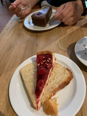 Vegan cake in the foreground, non-vegan chocolate cake in the back at Cafe Koppel in Hamburg