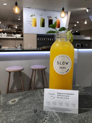 Immunity juice to-go 🍋🌱 at Slowjuice in Copenhagen