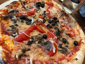 Pizza mit veganem Käse, Paprika, Oliven, Zwiebeln, Knoblauch und Pilzen 💚  at Herrischrieder Hof in Herrischried