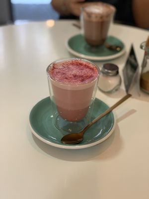 Chai latte pink at Urbano Specialty Coffee in Madrid
