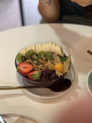 Açai bowl at Urbano Specialty Coffee in Madrid