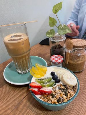 Vegan yogurt bowl at Urbano Specialty Coffee in Madrid