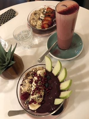 açaí bowls and pink chai latte  at Urbano Specialty Coffee in Madrid