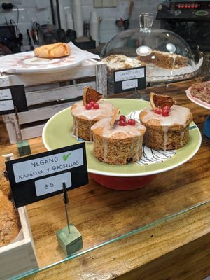 vegan options clearly labelled at Urbano Specialty Coffee in Madrid